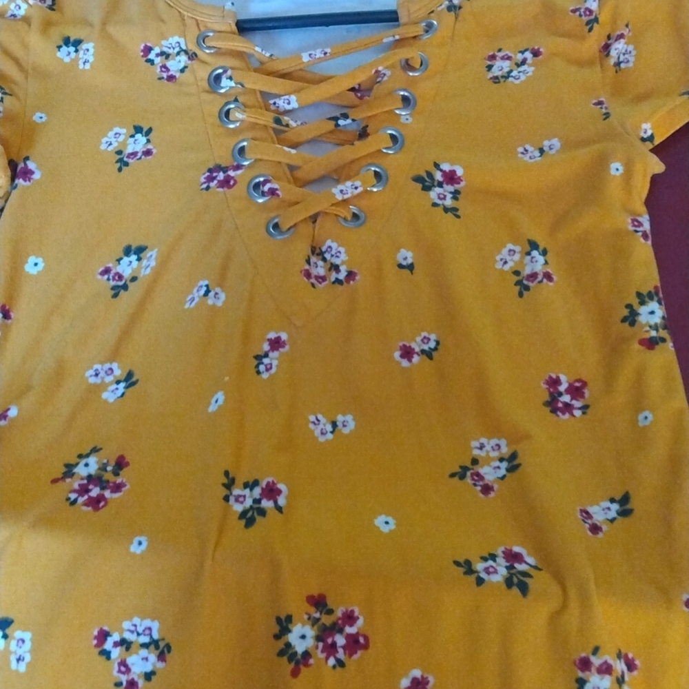 No Boundaries floral top with lacing